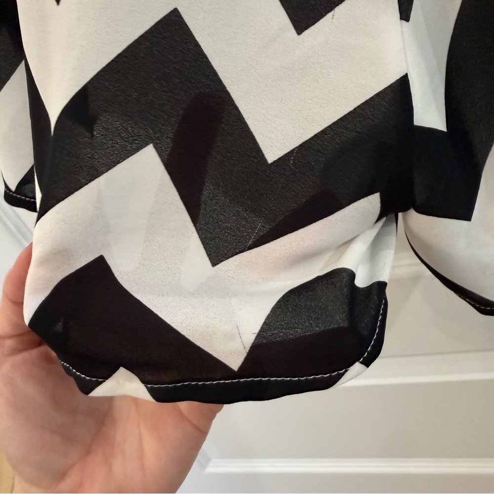 Retro 2010s Preppy Chic Geometric Graphic Pop Art Inspired Chevron Rompet - Picture 7 of 11